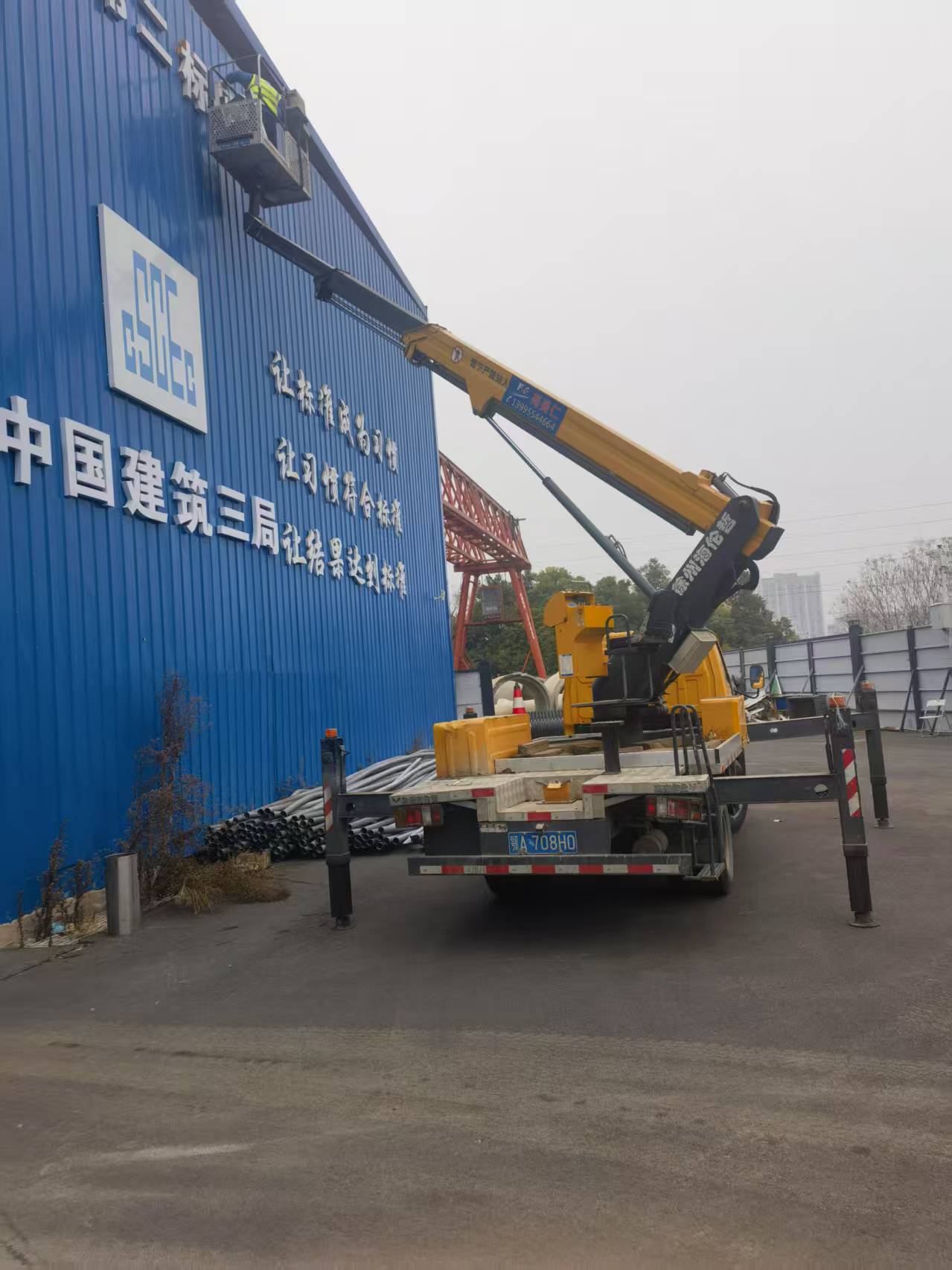 22米車載登高車安裝工地施工標(biāo)識牌施工現(xiàn)場